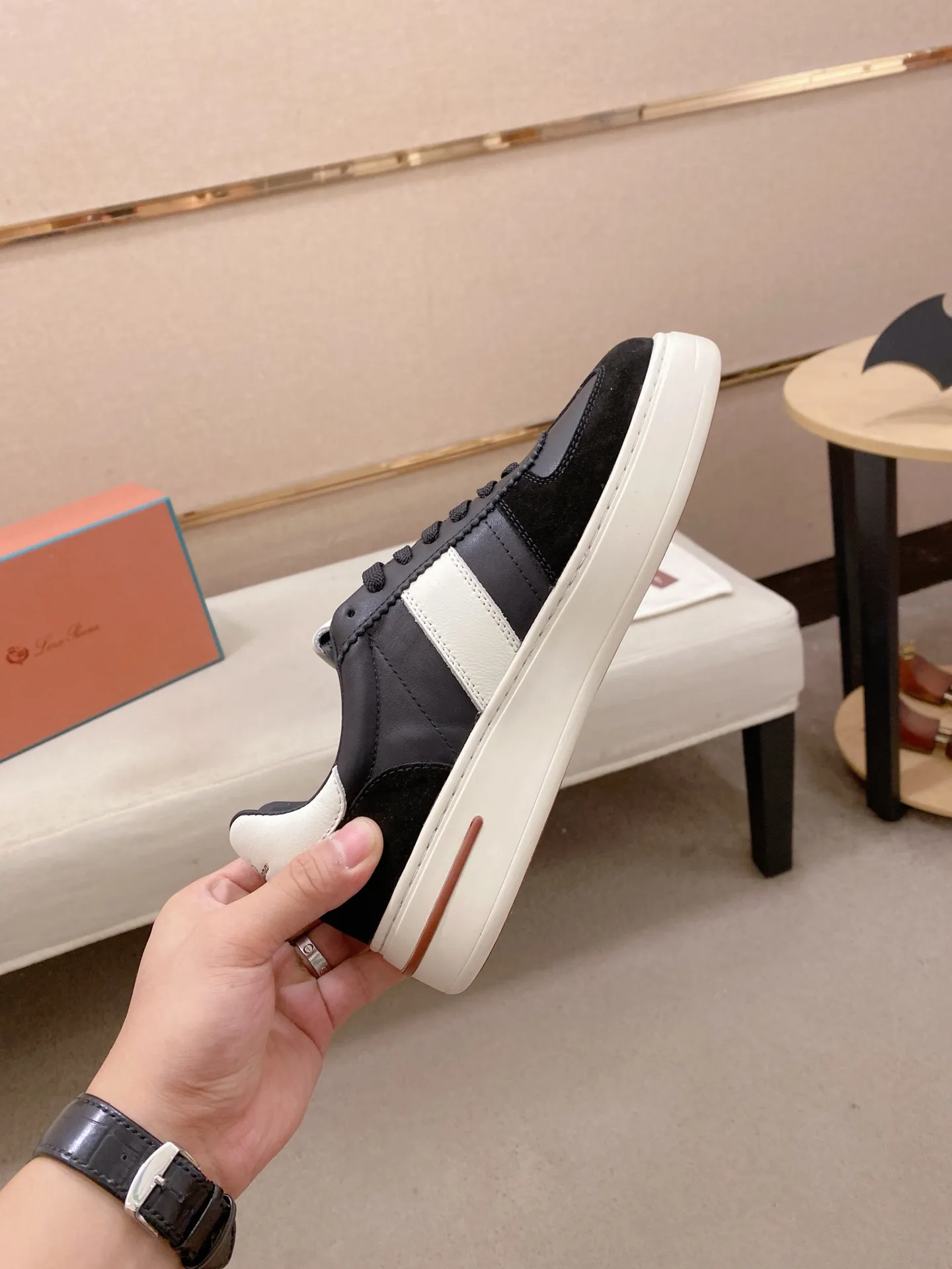 Men's shoes💰: 580💰🔥𝐥𝐨𝐫𝐨 𝐏𝐢𝐚𝐧𝐚 lp classic loafers, an Italian treasure brand, the only brand that can match Hermès! Only after wearing it do we realize that we can’t live up to our feet. The upper is made of imported first-layer cowhide with breathable fly-knit fabric, water-dyed cowhide foot pads, and the official original glass rubber outsole and pendant. Exclusive original packaging (tag ➕ brand paper ➕ outer box ➕ hand bag) code number: 38-44. Can be customized 45-46